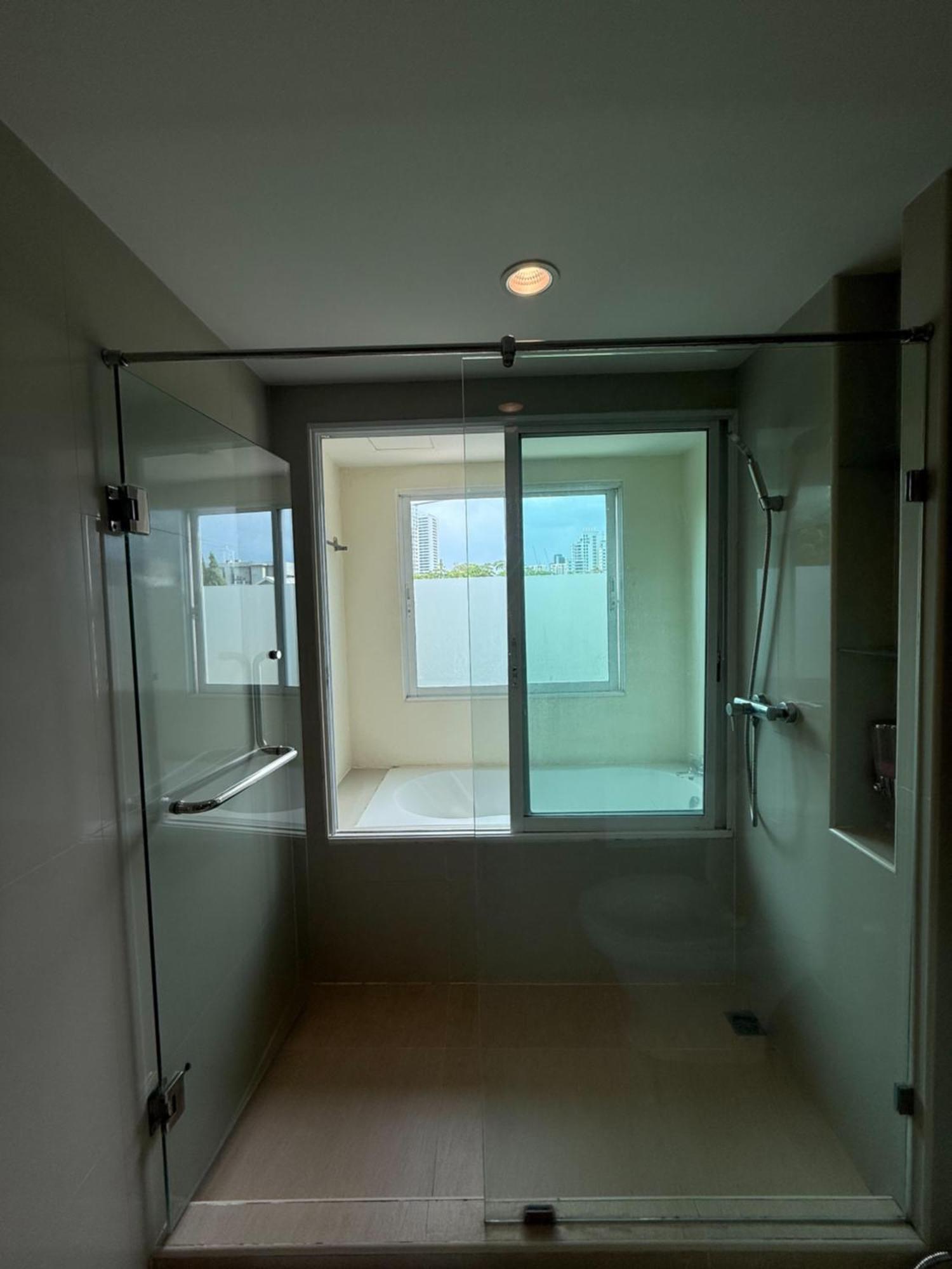 Greenview Ekkamai10 Suite Bangkok Buitenkant foto