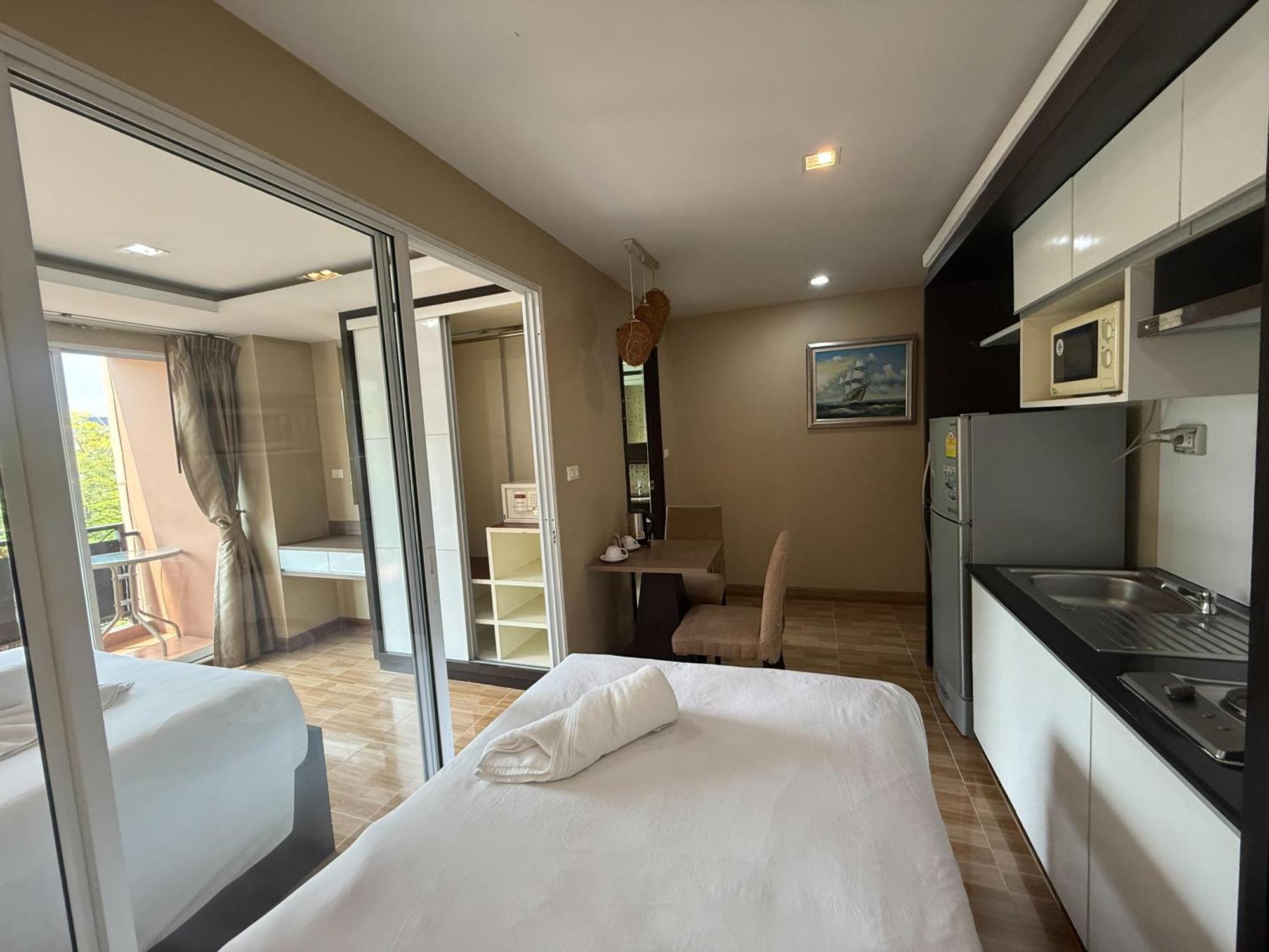 Greenview Ekkamai10 Suite Bangkok Buitenkant foto