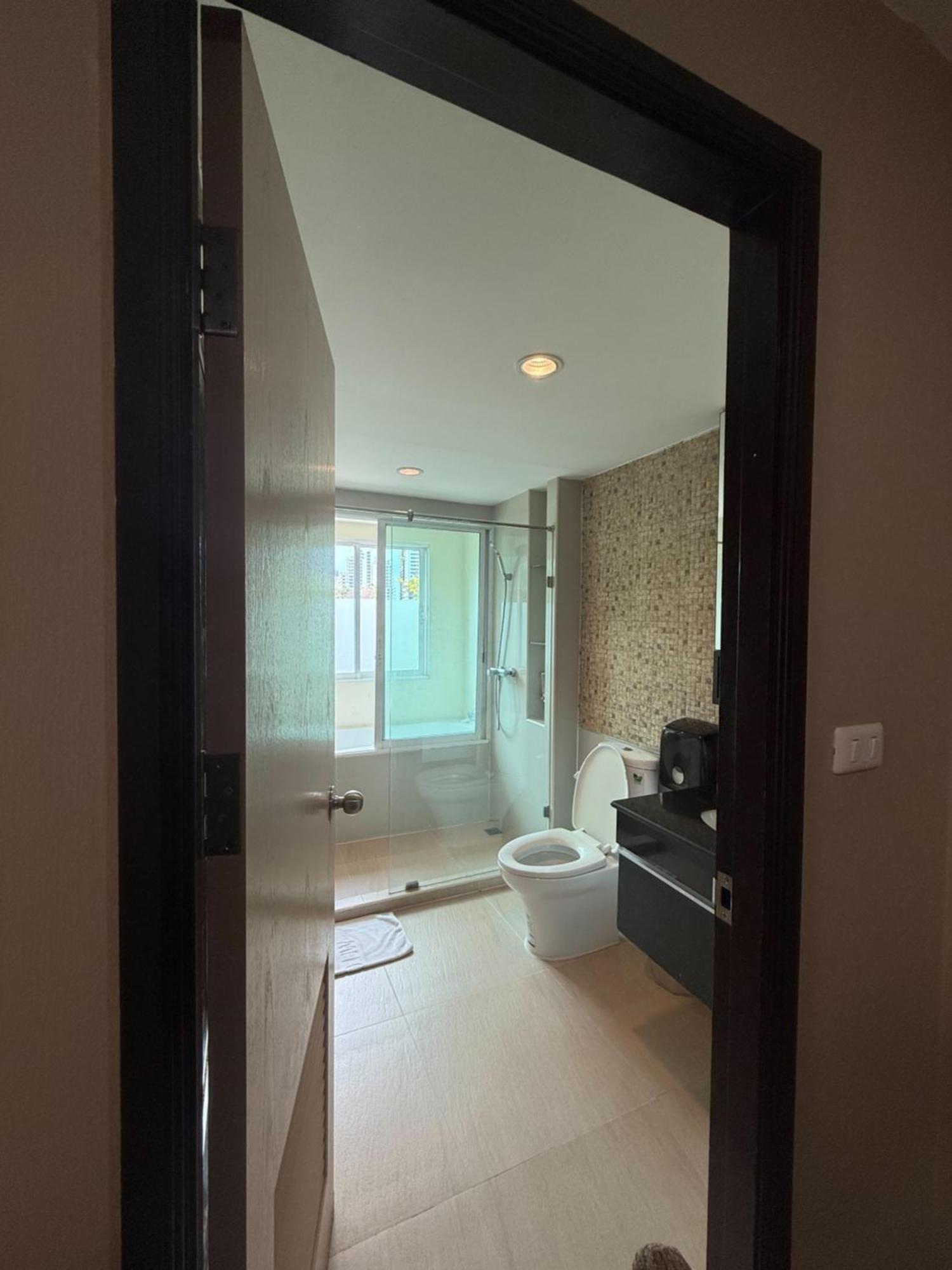 Greenview Ekkamai10 Suite Bangkok Buitenkant foto